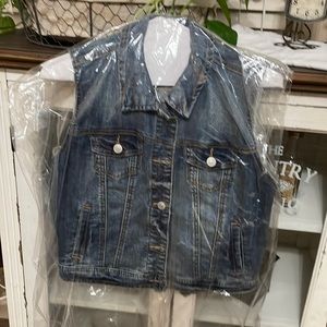 Maurice’s womens  denim jacket size small worn 1 Time gently used